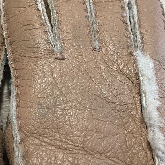 UGG Tan Shearling Gloves - Picture 8 of 8